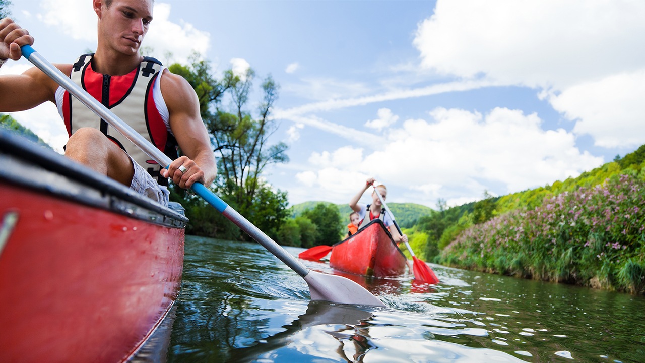 Canoe vs Kayak: A Detailed Comparison Beginnerâ€™s Guide